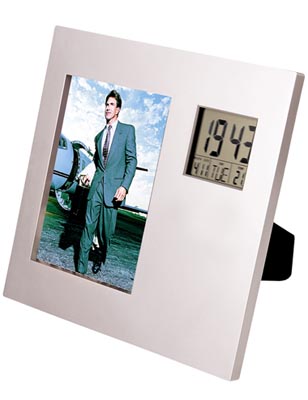Часы с календарём, будильником, термометром, рамкой для фотографии, артикул 3607. Материал – пластик. Размер – 18*1,5*18 см. (рамка для фото 10*15 см.), упаковка – картонная коробка. Нанесение логотипа на часы с фоторамкой арт. 3607 – шелкография, тампопечать.