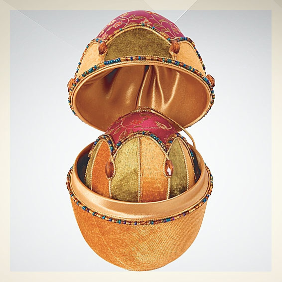Ёлочное украшение в шкатулке. Ёлочное украшение в форме яйца, артикул MRM-5EGG, материал - бархат, шёлк с вышивкой, бисер, тесьма. Размер ёлочного украшения в форме яйца - 14*11 см.